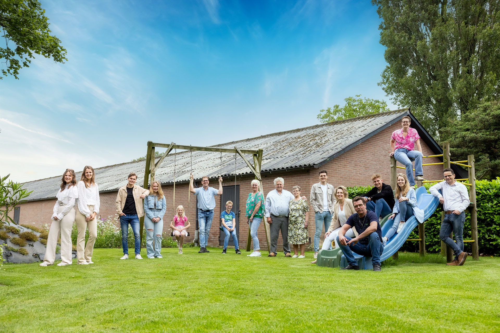 Grote familie samen op het erf in Barneveld, van kleinkind tot opa en oma
