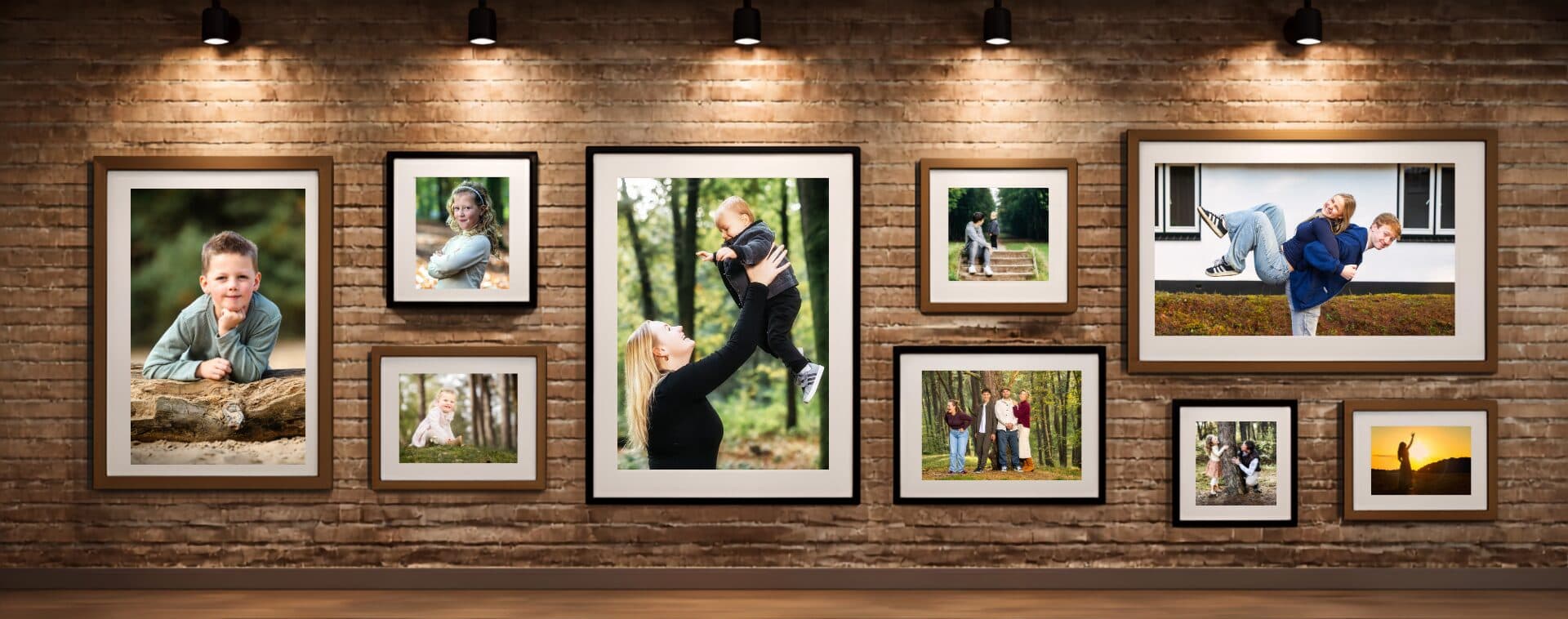Galeriewand met ingelijst werk van Ted Walker: portretten en familieshoots