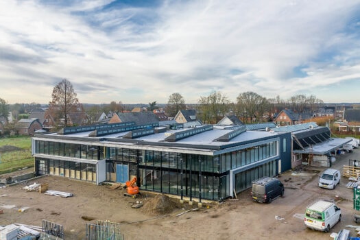 Nieuwbouw van Hek Badkamers in Woudenberg vanuit de lucht, kort voor de oplevering