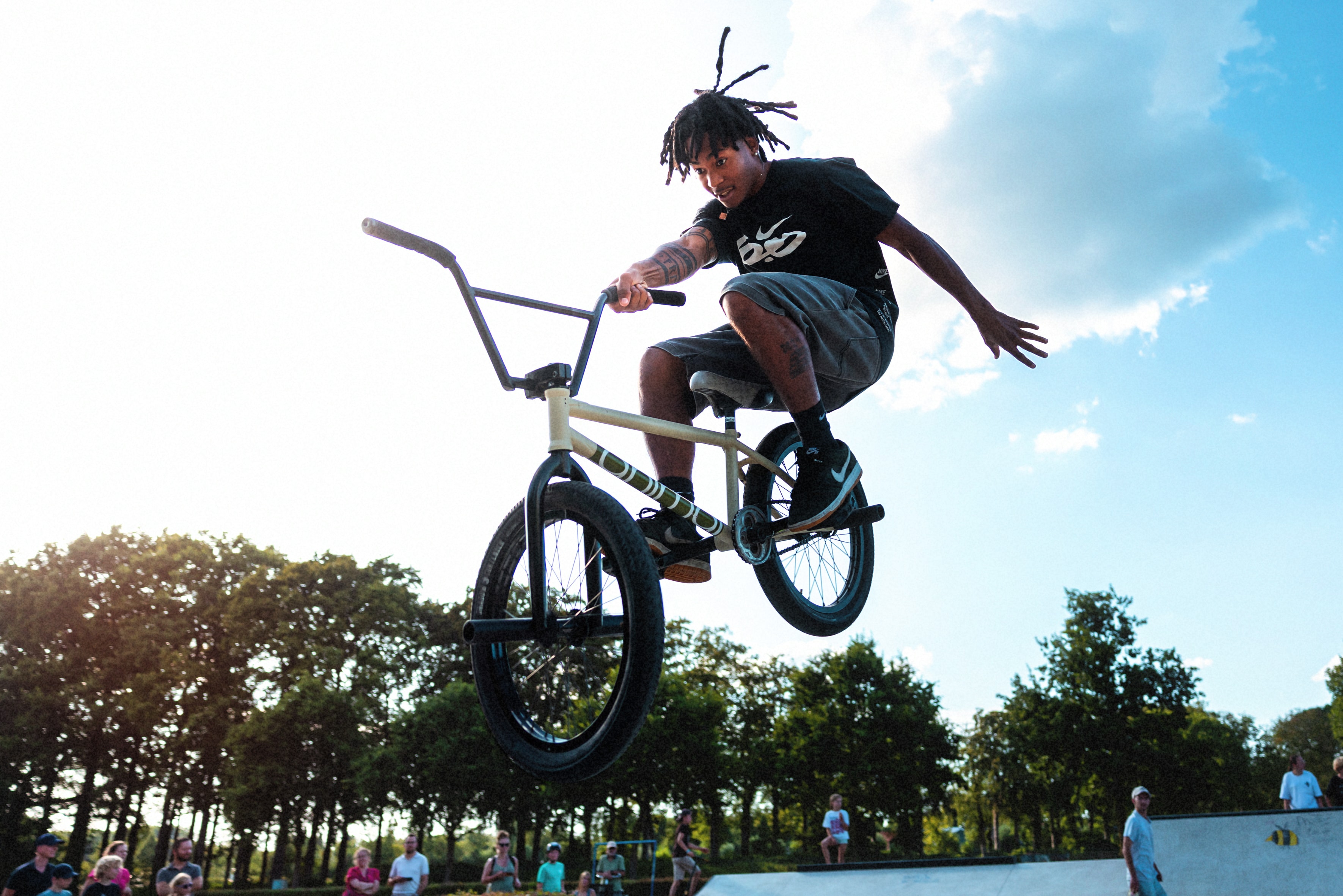 Een jongen op een bmx fiets hangt in de lucht