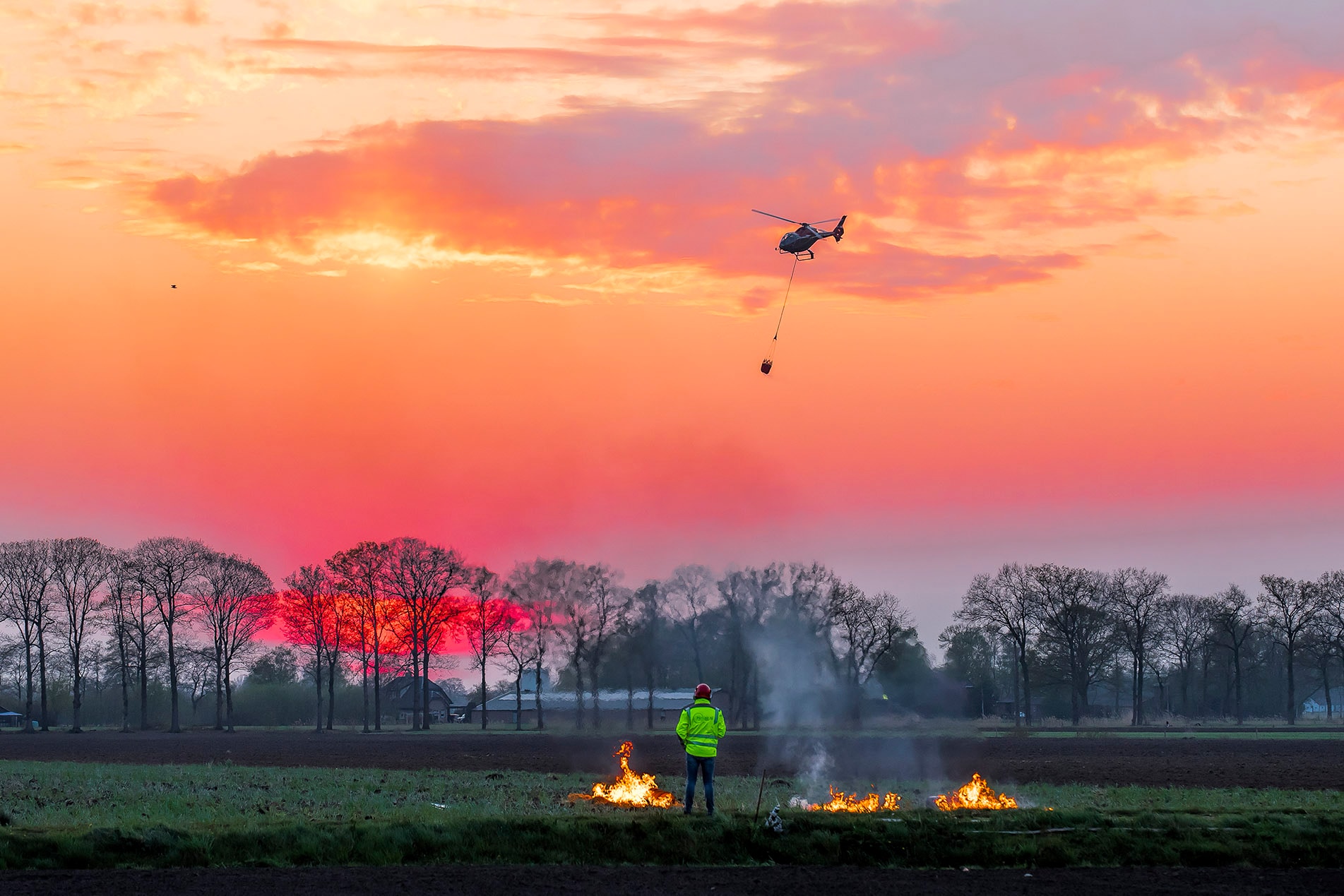 Heliair Helicopter Services; oefenen met de Bambi Bucket, foto 13