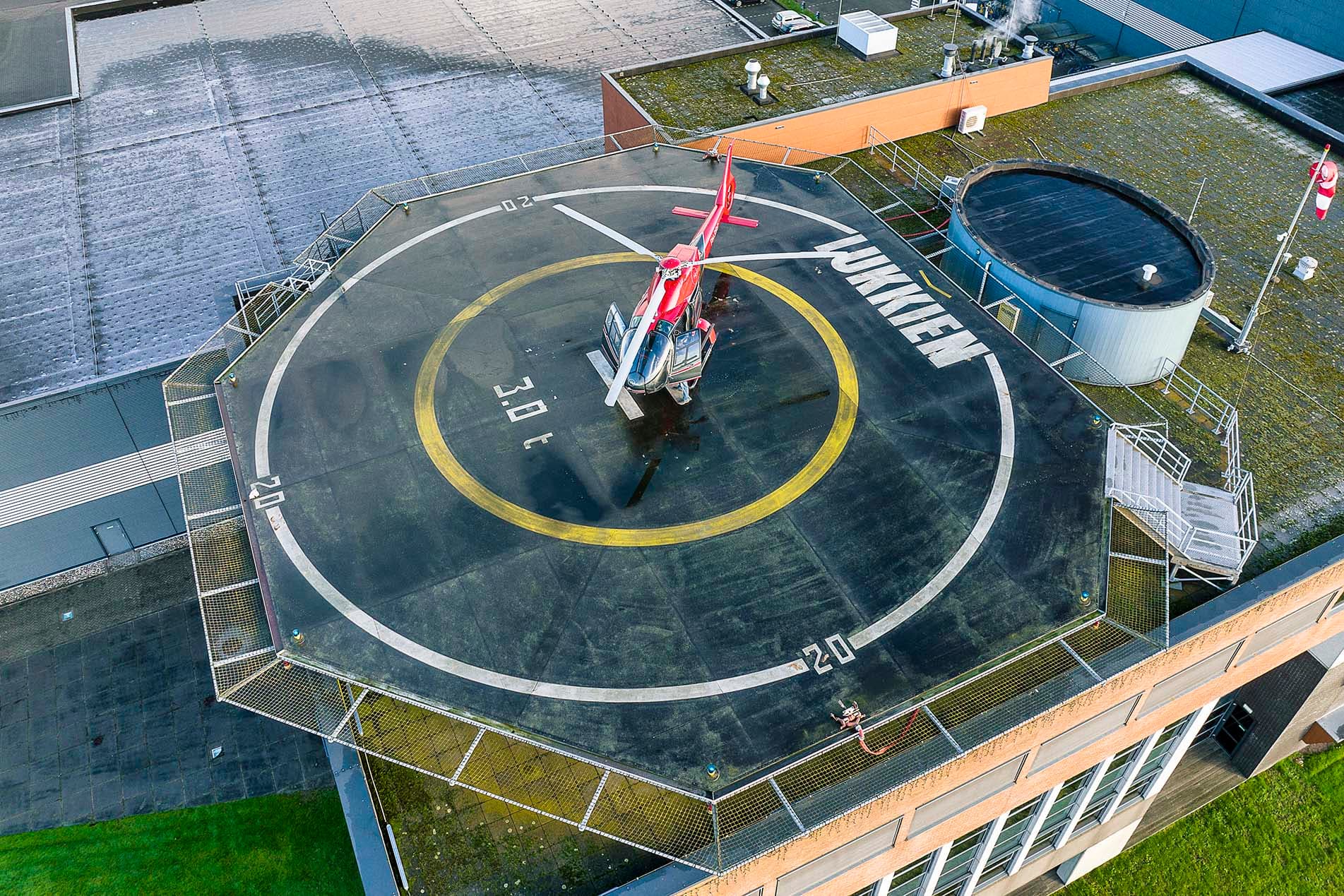Airbus EC 120B op het flightdeck van Lukkien in Ede, foto 9
