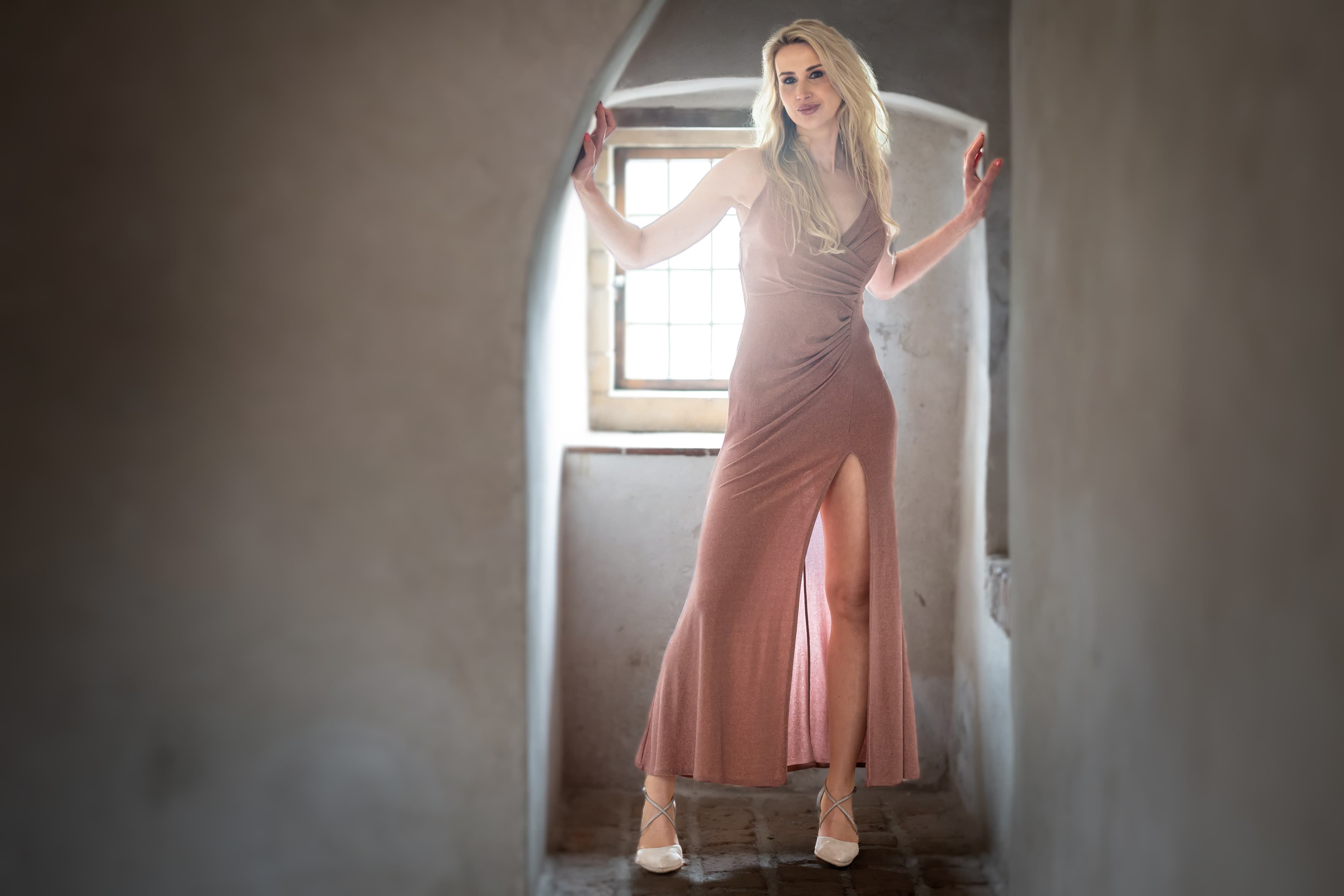 Foto van Charlotte te Pas in een stenen kozijn van Kasteel Hernen