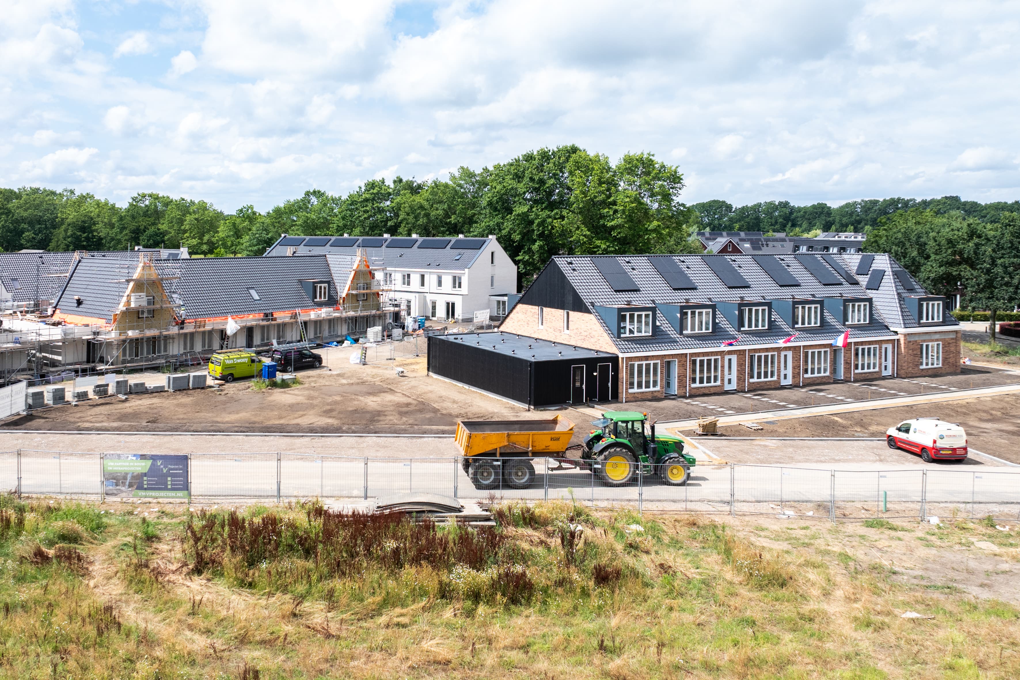 Eerste woning opgeleverd van de Nieuwe Koepel in Scherpenzeel vanuit de lucht