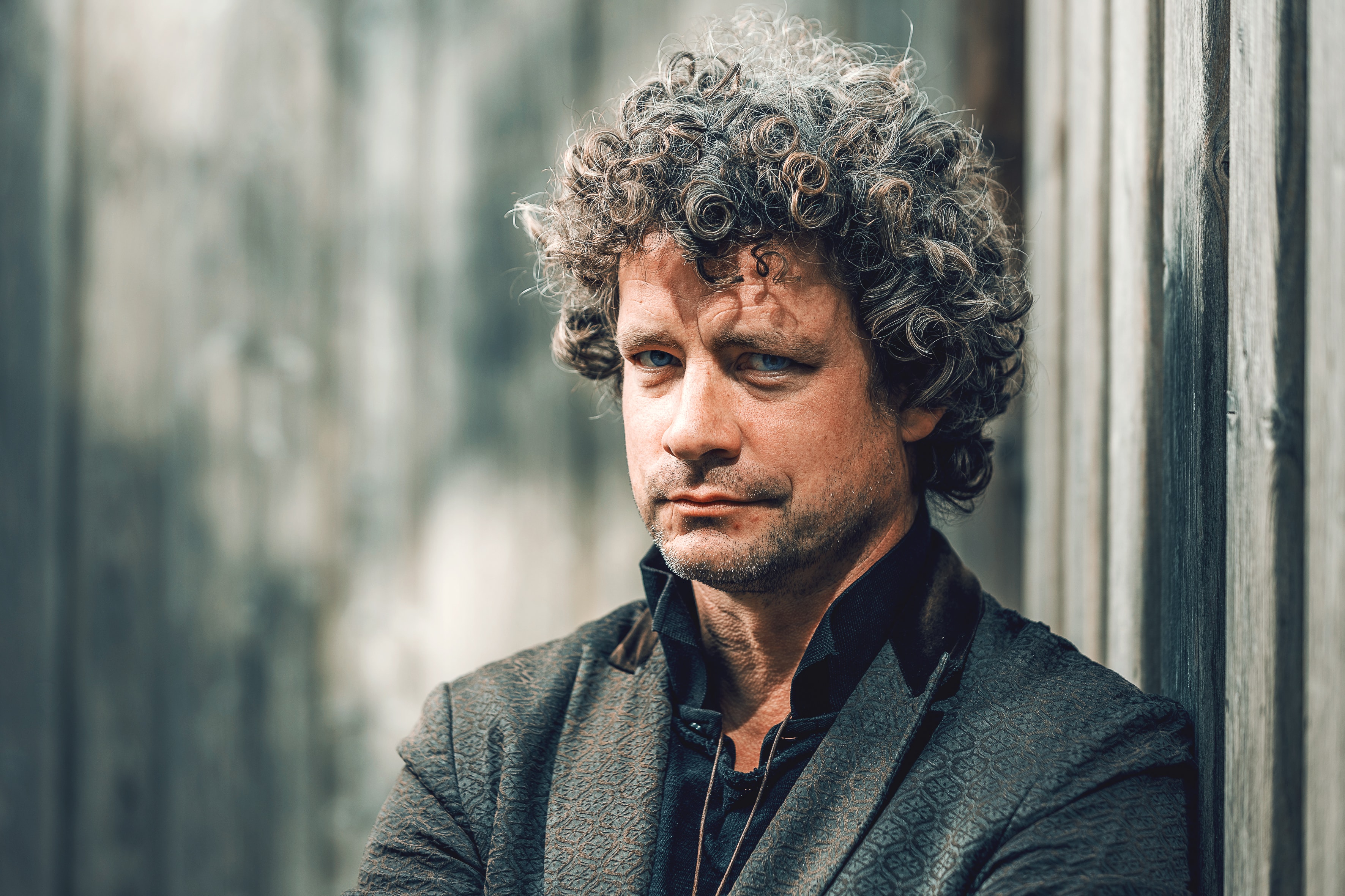 Karaktervol portret van een man met krullen bij de Houtkamp in Otterlo