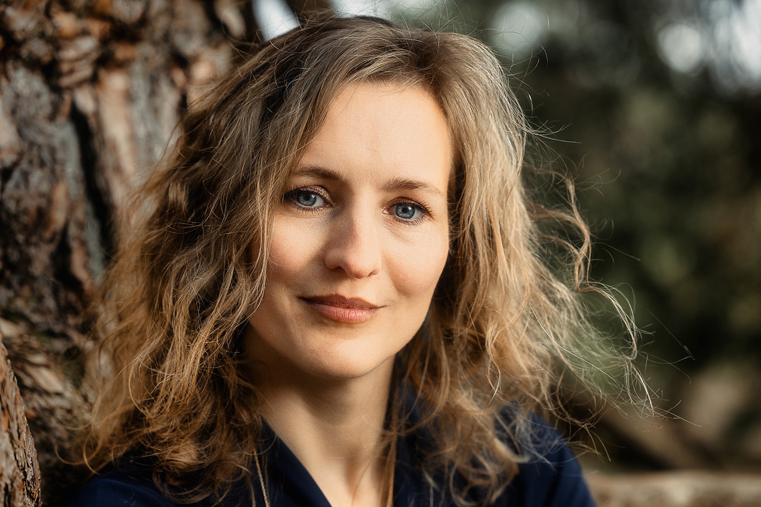 Portret van een jonge vrouw voor een muur met graffiti